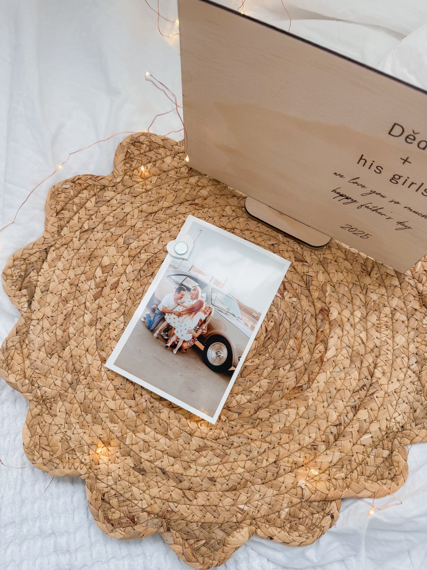 Custom text photo stand | magnetic